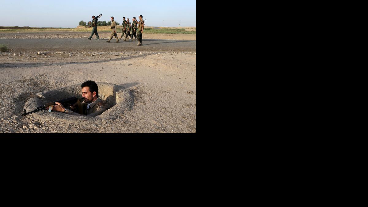 
Un soldado peshmerga, miembro las milicias kurdas, monta guardia después de los combates librados en la ciudad de Gwer, 40km al sur de Erbil, el jueves.



