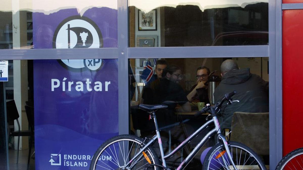 Miembros del Partido Pirata conversan con los votantes en ‘Tortuga’, la sede de su campaña electoral, en Reikiavik, Islandia, el 27 de octubre de 2016.