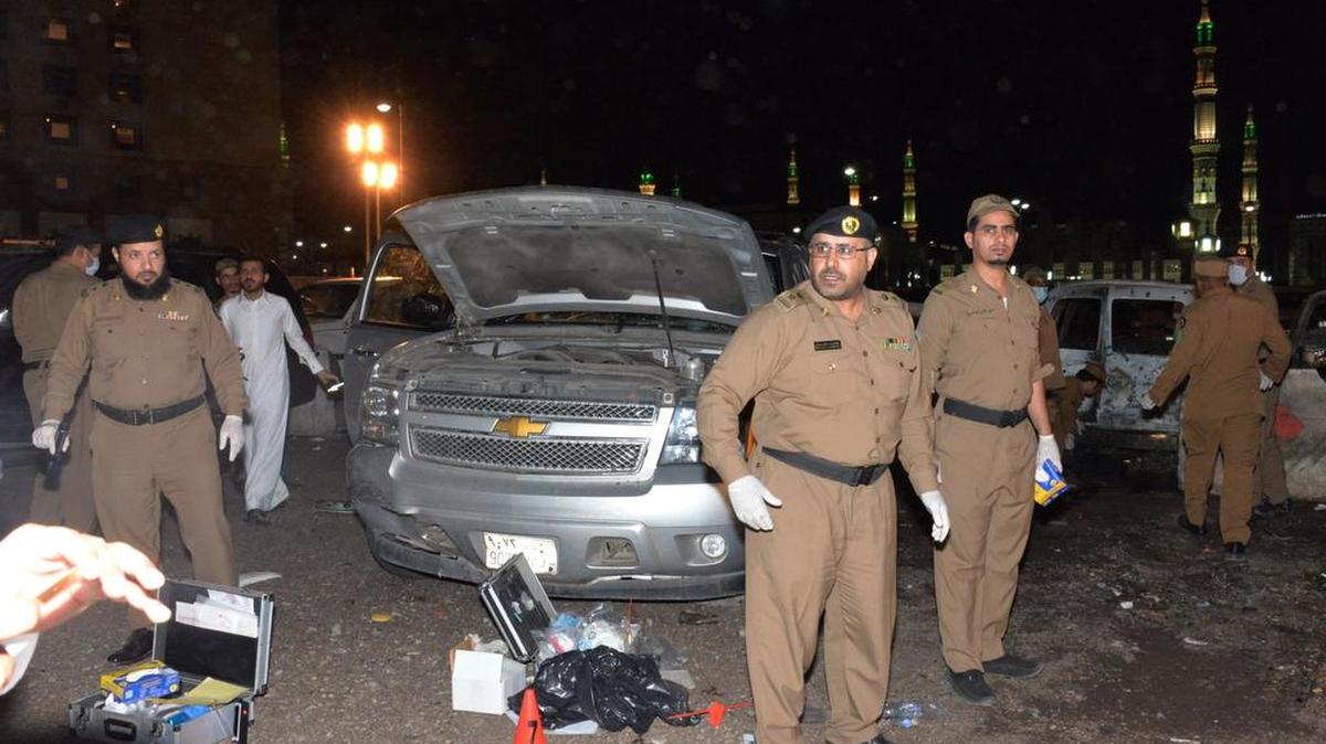 Personal de seguridad saudita llegan al lugar del ataque suicida, cerca de la Mezquita del Profeta, en la ciudad Medina.