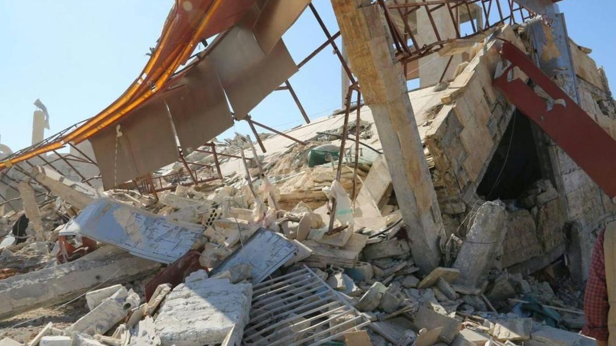 Los escombros de un hospital de la organización Médicos sin Fronteras en Ma'arat Al Numan, Siria. Al menos nueve personas murieron y decenas resultaron heridas y desaparecidas por un bombardeo.