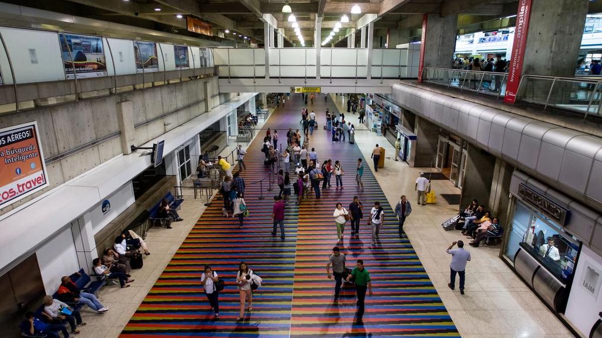 Viajeros caminan en el Aeropuerto Internacional Simón Bolívar en Caracas el viernes 17 de junio de 2016, en Maiquetía (Venezuela).