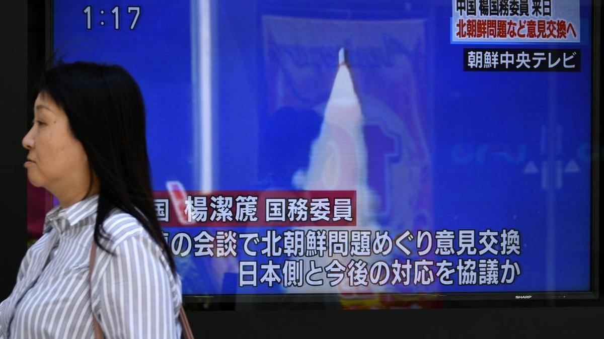 Una persona pasa frente a una pantalla de televisión que transmite noticias del lanzamiento de misiles de Corea del Norte en Tokio, Japón, 29 de mayo de 2017.