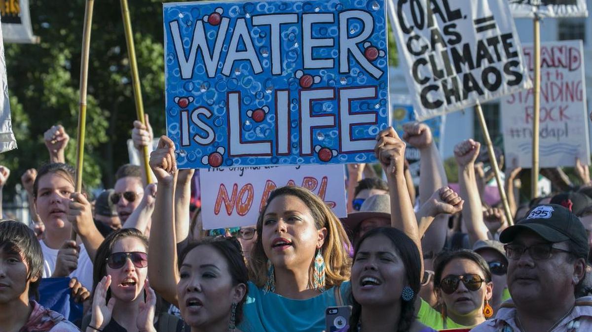 Un grupo de personas protestan en contra de Dakota Access por la construcción de un oleoducto, en tierras consideradas sagradas el martes 13 de septiembre de 2016, durante una manifestación en frente de la Casa Blanca en Washington, DC, (Estados Unidos).