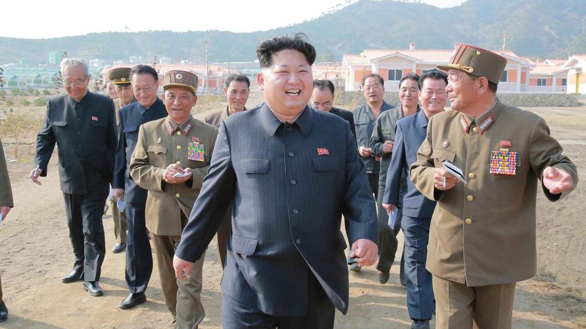 
El régimen comunista lleva meses preparando la exhibición militar del sábado y se espera que decenas de miles de soldados y civiles participen en una demostración de fuerza en la que Corea del Norte podría exhibir ante la mirada del mundo misiles balísticos intercontinentales.
