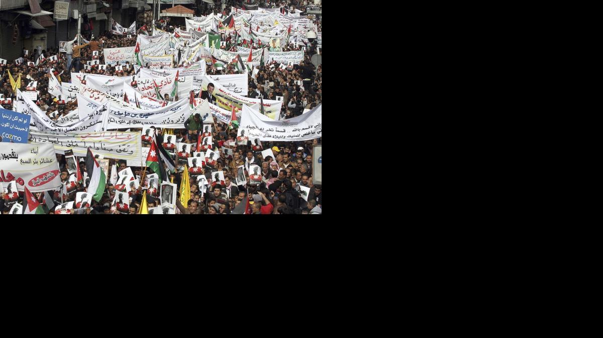 

Miles de jordanos marcharon este viernes por el centro de Ammán para condenar el asesinato del piloto jordano Muaz Kasasbeh a manos del grupo yihadista Estado Islámico (EI), en una protesta que contó con la presencia de la reina Rania.
