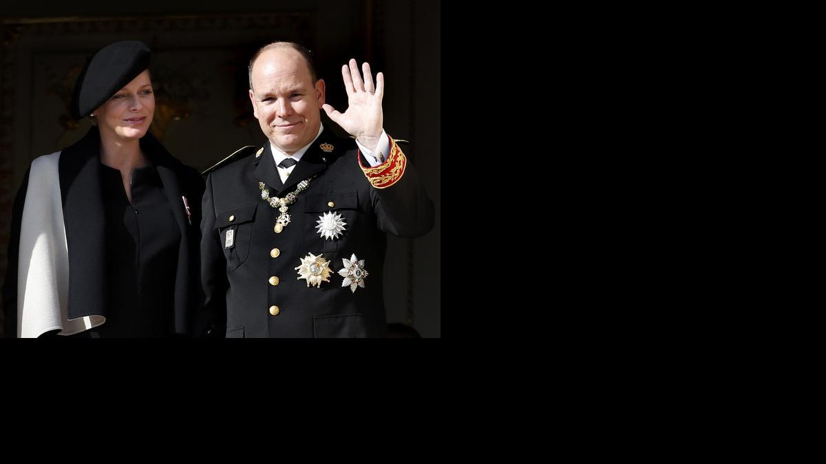 <cutline_leadin>Los principes</cutline_leadin> Charlène de Mónaco y su esposo Alberto II de Mónaco, saludan durante la celebración del Día Nacional de Mónaco, en Montecarlo. Foto de archivo<252><252>