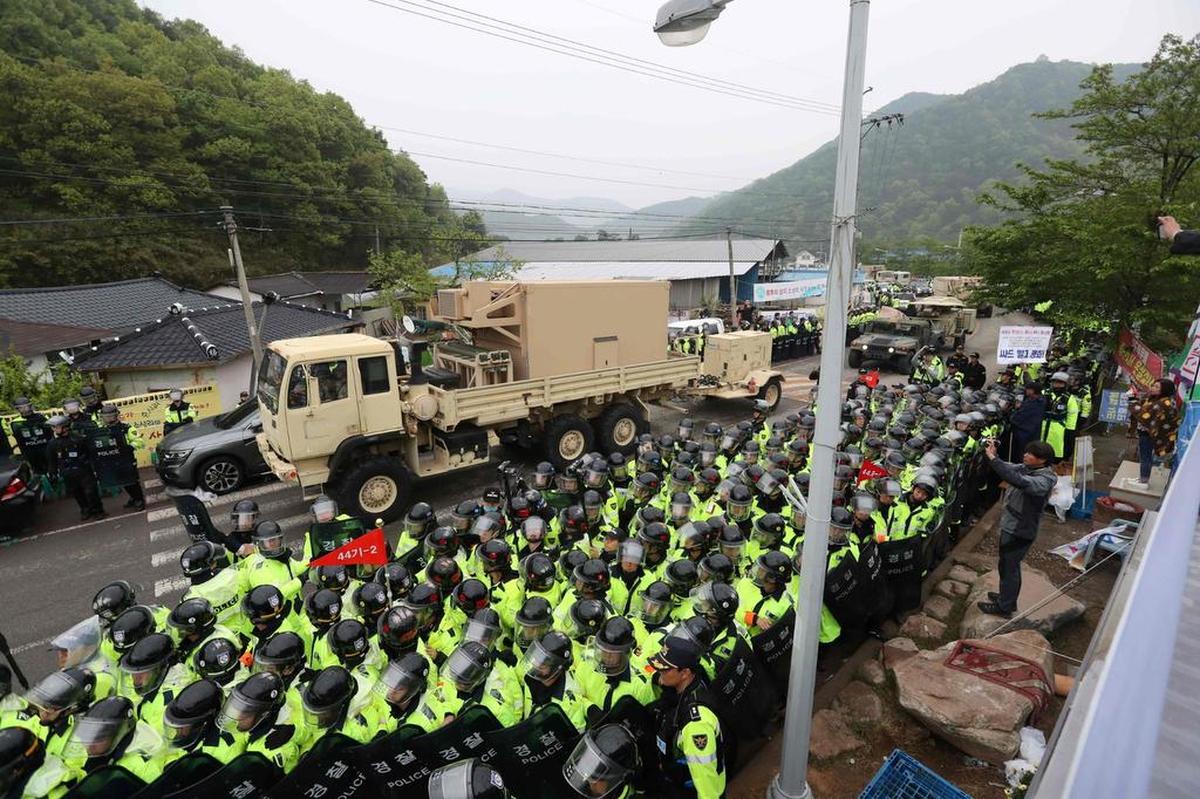 Los manifestantes y la policía aguardan que los remolques que llevan el equipo de defensa antimisiles estadounidense THAAD entren en un sitio de despliegue en Seongju, el 26 de abril de 2017.