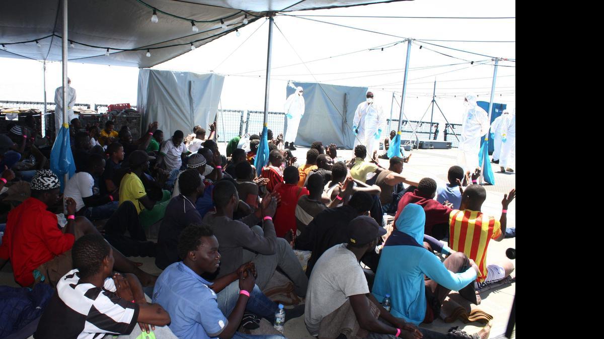 
 Inmigrantes después de ser rescatados abordo de la fragata alemana 'Hessen' el jueves, en altamar. Los inmigrantes fueron rescatados cuando estaban a la deriva a unos 117 km al norte de la ciudad portuaria libia de Tripoli. 
