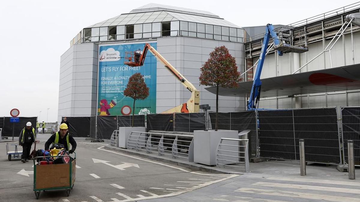 La sala de salidas del aeropuerto de Bruselas reabrió de forma parcial este domingo, unos 40 días después del doble atentado suicida.