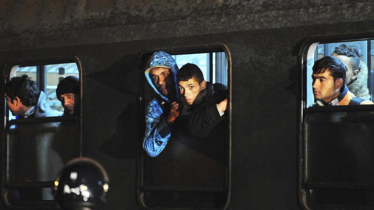 Refugiados miran por la ventana del tren a su llegada a la ciudad de Sredisce ob Dravi, Eslovenia, el martes.