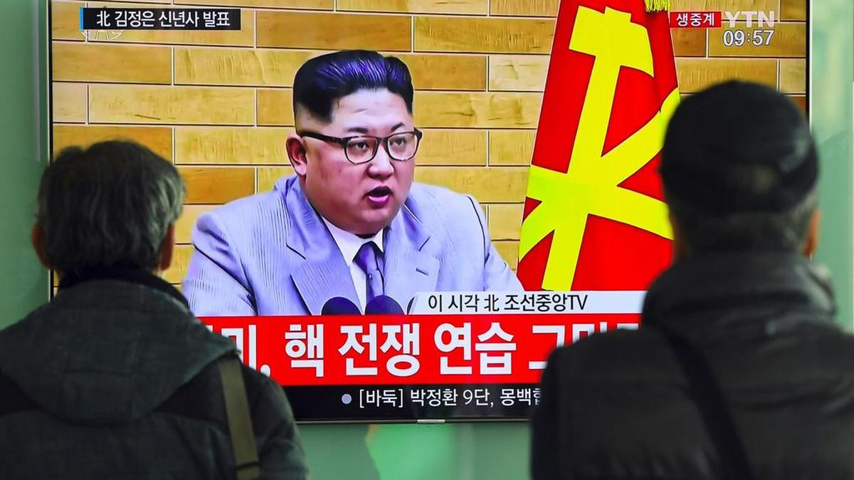 Gente mira un noticiero que muestra el discurso de Año Nuevo del líder norcoreano Kim Jong-Un, en una estación de tren en Seúl el 1 de enero de 2018.