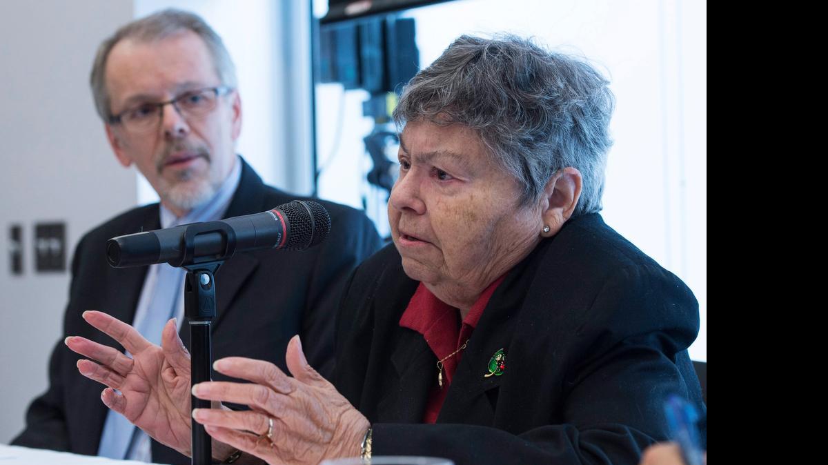 
Lise Blais, cuyo esposo Jean-Yves Blais, murió de cáncer en el pulmón, producto del cigarrillo, durante una conferencia de prensa en Quebec, Canadá.
