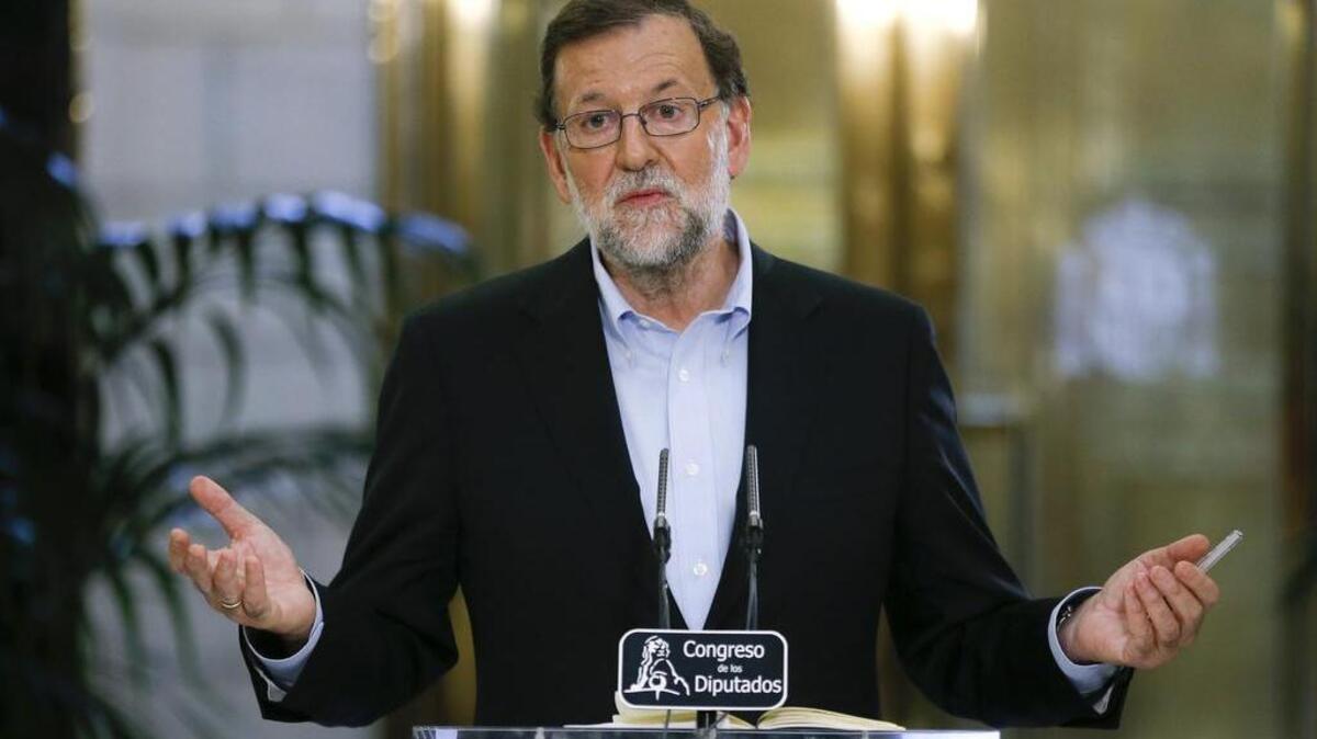 El presidente del Gobierno en funciones, Mariano Rajoy, durante la rueda de prensa que ha ofrecido tras su reunión con el líder de Ciudadanos, Albert Rivera, en la que afirmado estar en disposición de acudir a la sesión de investidura cuando la presidenta del Congreso, Ana Pastor, lo estime "oportuno y conveniente".