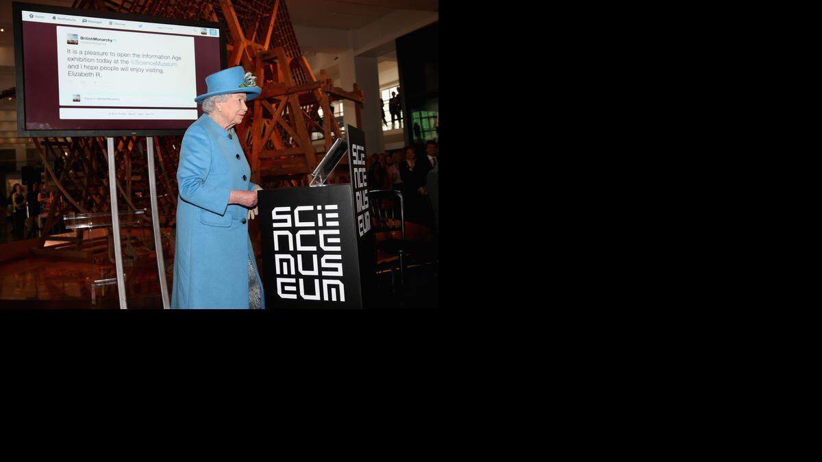 <cutline_leadin>La soberana</cutline_leadin> inauguró el espacio que se abre al público este sábado, enviando su primer mensaje desde su cuenta de la red social Twitter, @BritishMonarchy.