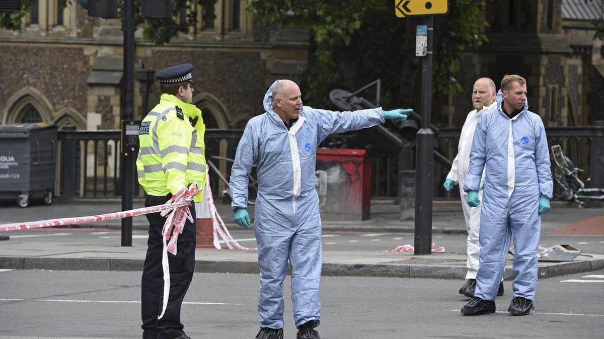 Investigadores de la Policía británica busca evidencias junto a la zona del puente de Londres y el mercado de Borough después del ataque que dejó el sábado siete muertos y 48 heridos en la capital británica, el 5 de junio de 2017.