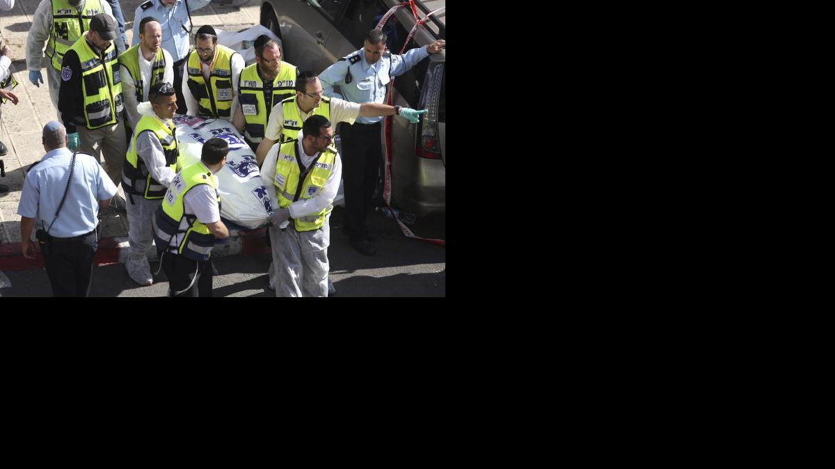 
 Personal sanitario retira el cadáver de una de las víctimas tras el ataque contra una sinagoga en Jerusalén (Israel) el martes 18 de noviembre de 2014.
