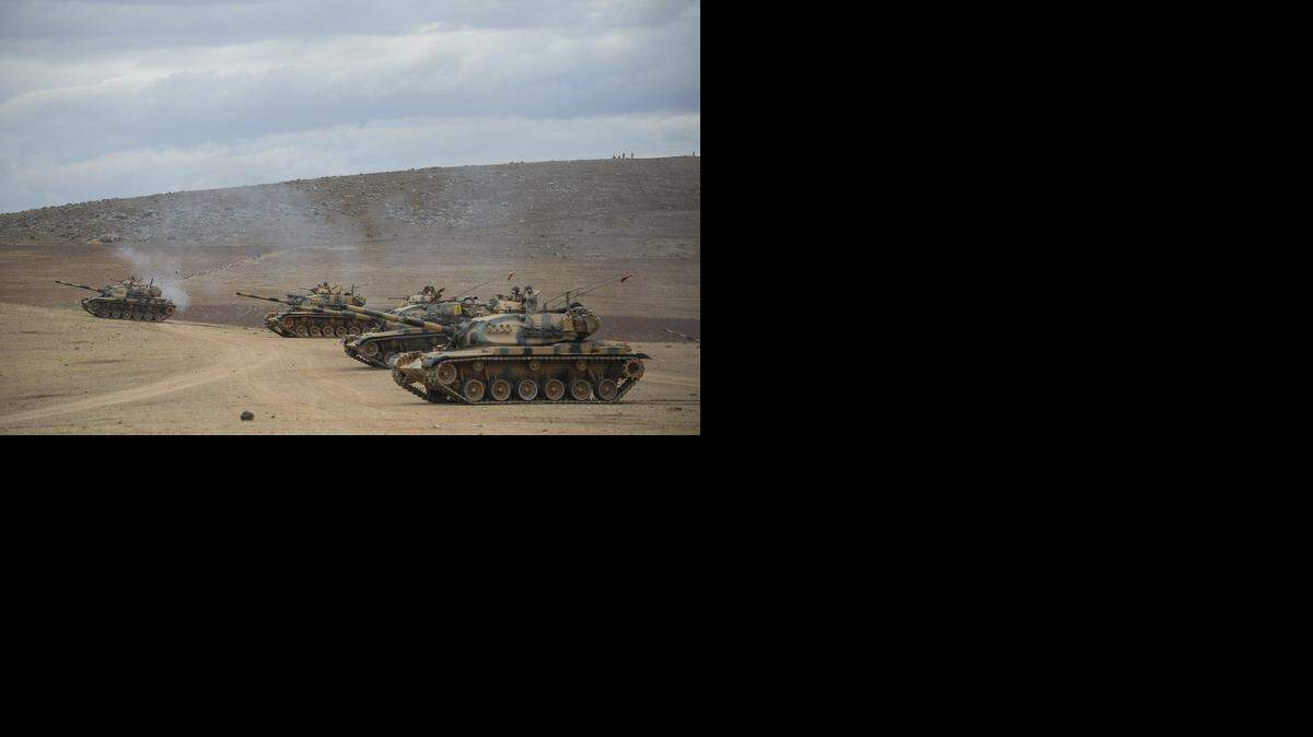 
Al menos 18 personas entre turcos y yihadistas murieron en los intensos combates de Ain al Arab, situada cerca de la frontera turca, según el OSDH.
