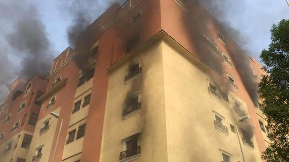 
Imagen del incendio en el compplejo residencial en Khobar, Arabia Saudita.
