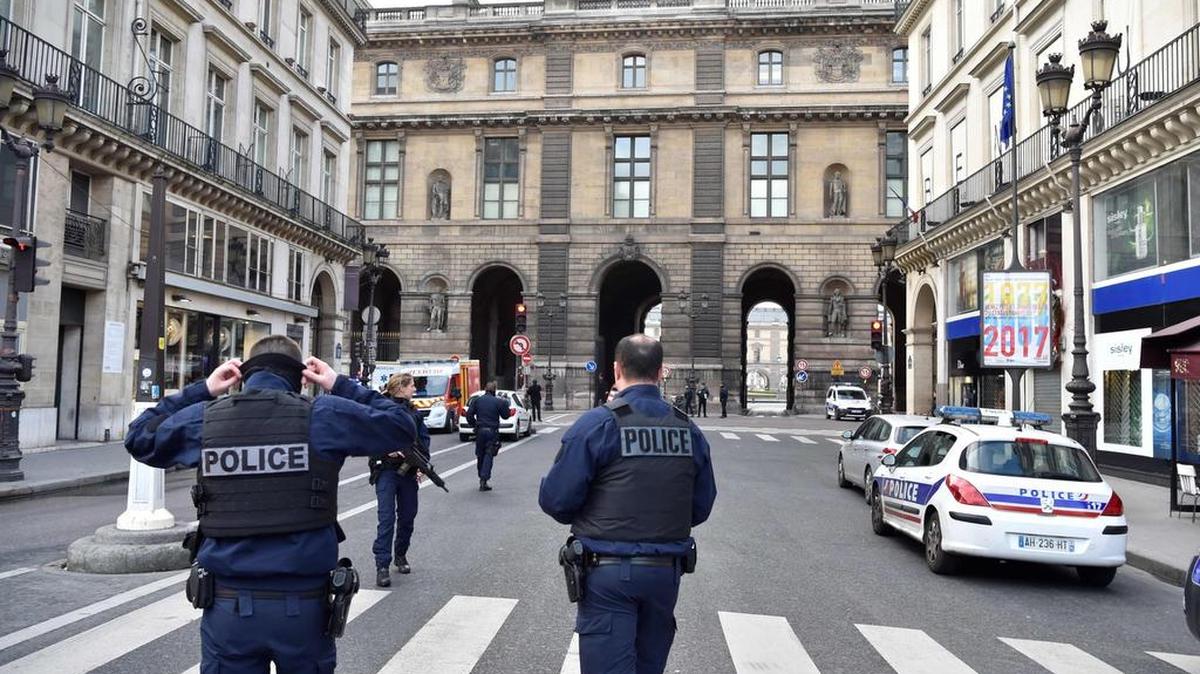 La policía confirmó que el individuo que atacó con un machete a un militar de la operación antiterrorista Sentinelle junto al museo del Louvre de París profirió amenazas y gritó "Allah Akbar" (Alá es grande).