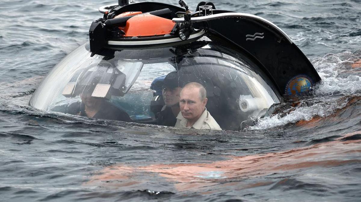 
Putin descendió a más de 80 metros de profundidad en el C-Explorer 3 para observar una nave bizantina hallada en mayo cerca de la costa del Mar Negro, en Crimea.
