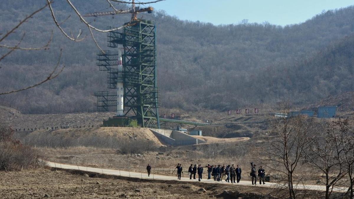 Corea del Norte lanzó un misil de largo alcance la mañana del domingo, desafiando las advertencias de la comunidad internacional, informó en Seúl un portavoz del Ministerio de Defensa. Foto de archivo del 2012