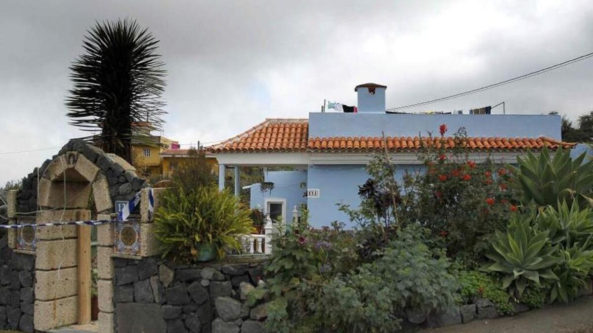 Exterior de la vivienda en Tenerife, Islas Canarias, donde el cuerpo de una venezolana de 46 años que vivía con su nieta fue hallado sin vida. La Policía de la localidad sospecha que se trata de un crimen machista.