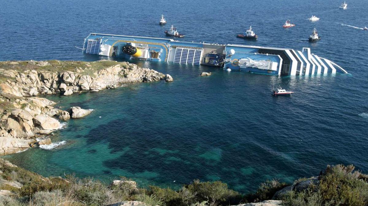 Foto del 14 de enero de 2012. El lujoso crucero Costa Concordia tras naufragar en la pequeña isla toscana de Giglio, Italia.