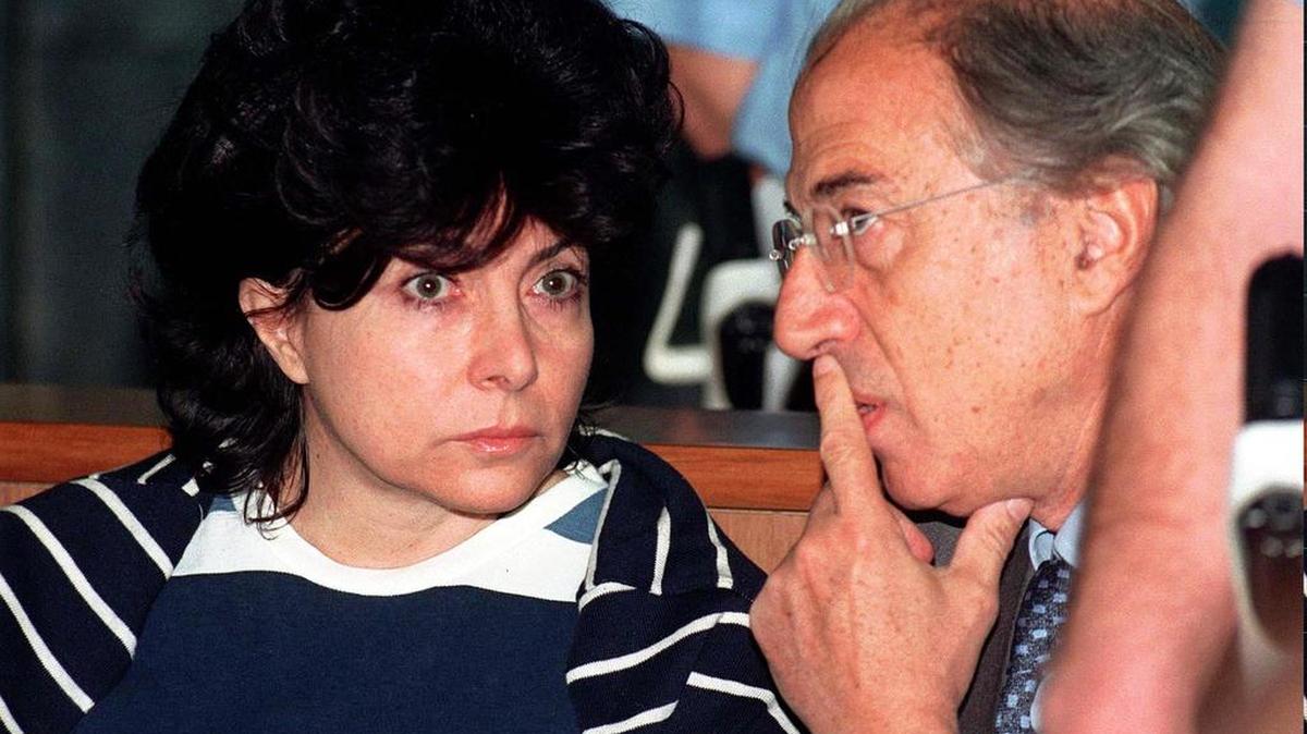 La ex esposa de Maurizio Gucci, Patrizia Reggiani Martinelli y su abofado Gaetano Pecorella durante el juicio por la muerte de Gucci en una corte de Milán el 2 de junio de 1998.