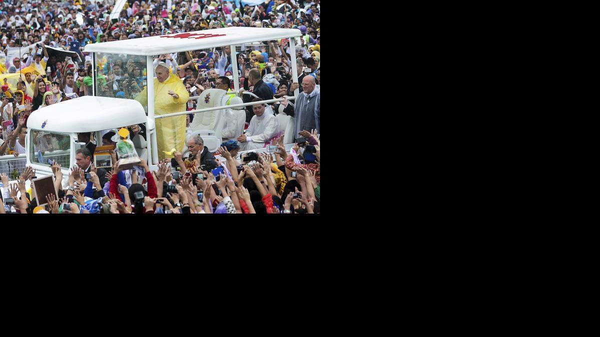 
El papa Francisco cerró este domingo su gira por Asia con una misa bajo la lluvia en Manila, que reunió a un récord de seis millones de personas.
