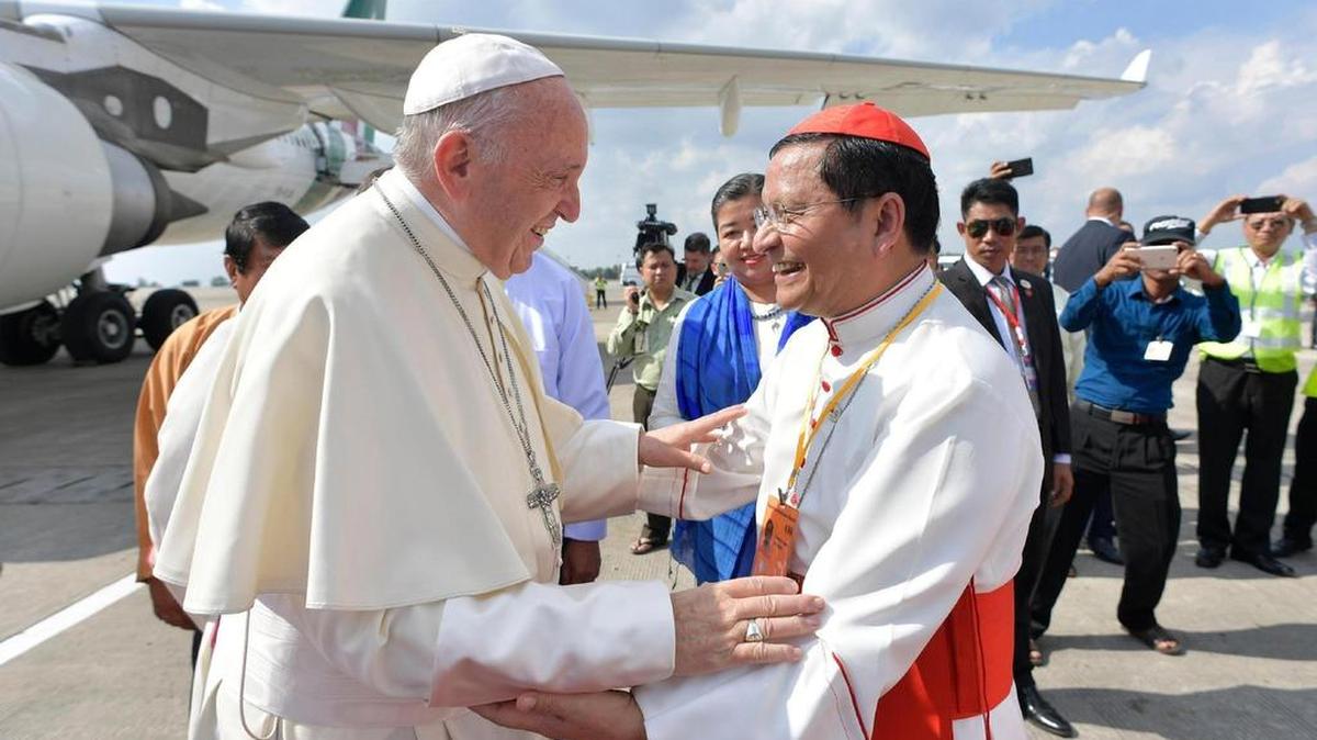 El arzobispo de Rangún, Charles Maung Bo, recibe al papa Francisco a su llegada al aeropuerto internacional de esa ciudad.