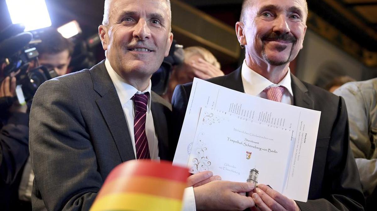Karl Kreile, a la derecha, y Bodo Mende muestran el documento de matrimonio en Berlín, el domingo, 1 de octubre de 2017.