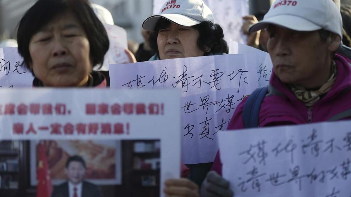 Los familiares chinos del MH370 protestaron el martes en el principal templo budista de Pekín y en la oficina de Malaysia Airlines en el segundo aniversario de la tragedia.