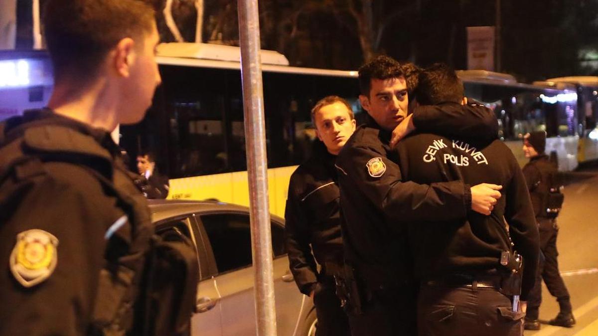 Policías se abrazan tras una explosión en torno al estadio Vodafone Arena en Estambul, Turquía, el 10 de diciembre de 2016.