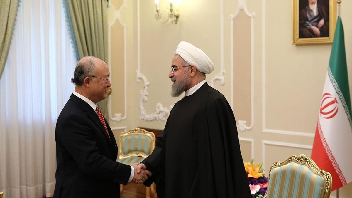 El jefe  de la AIEA, Yukia Amano (izq.), se reunió el sábado en Teherán con el presidente Hasan Rohani.