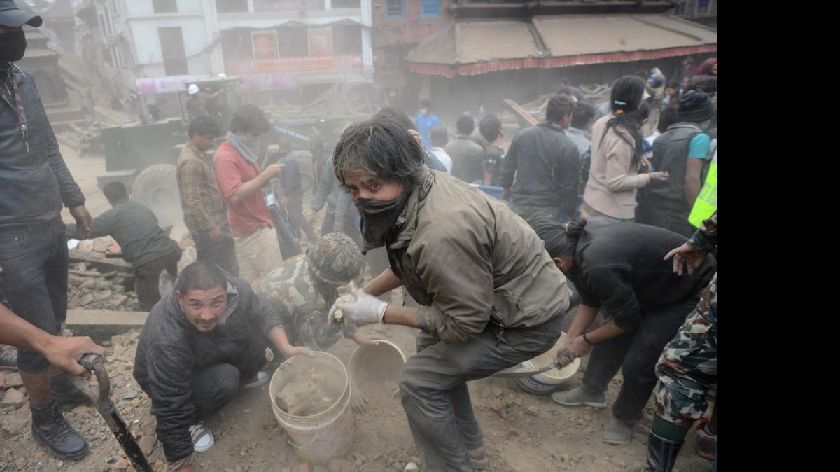 
Grupos de personas tratan de remover los escombros de un edificio destruido por el terremoto, el sábado en Katmandú, Nepal.

