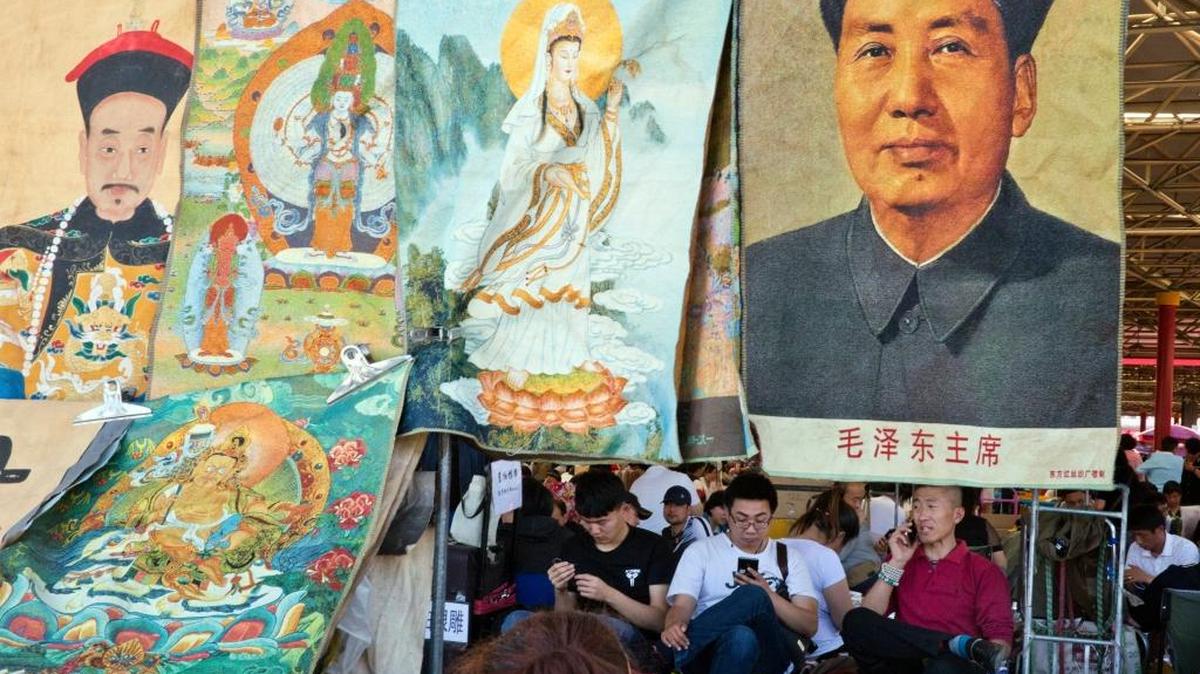 La imagen de Mao, que fue objeto de un severo culto a la personalidad, comparte espacio hoy en los mercados de Pekín con la de emperadores y dioses chinos.