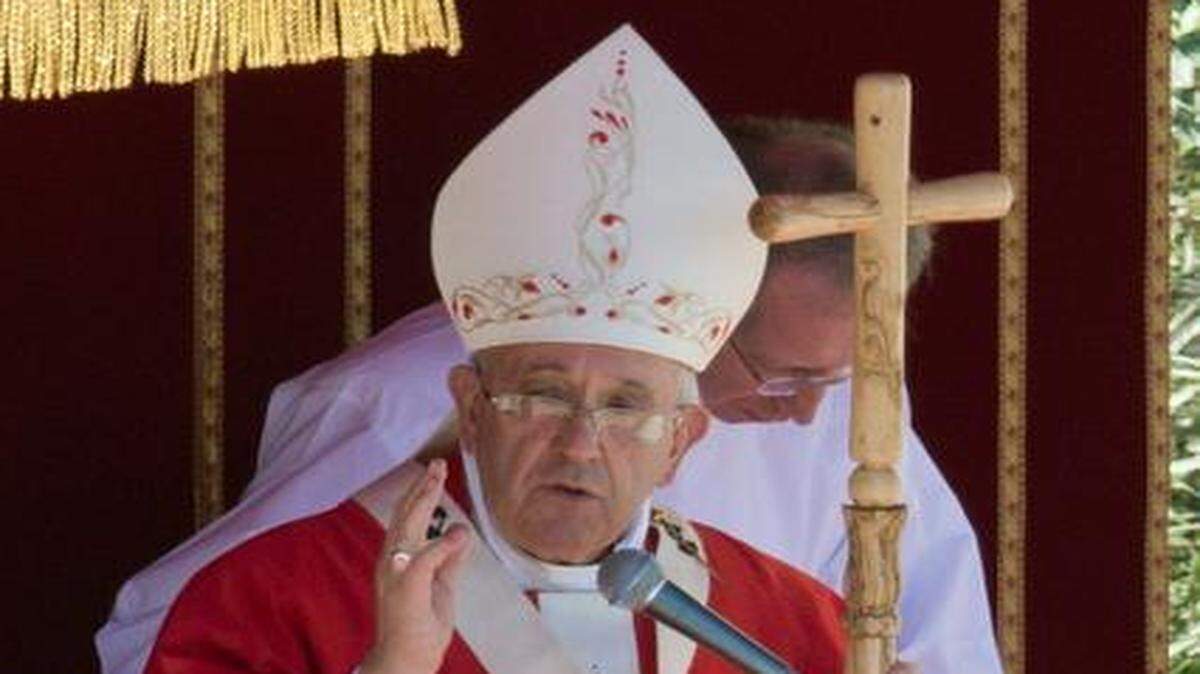
El papa Francisco bendice a la multitud que acudió a escucharlo decir la Misa de Ramos, con la cual se da inicio formal a la Semana Santa, en el Vaticano. 
