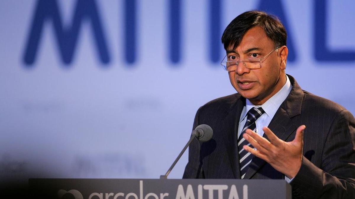 El empresario Lakshmi Mittal, de 66 años, y su familia ocupa la cuarta posición, con 13,229 millones de libras (15,612 millones de euros).