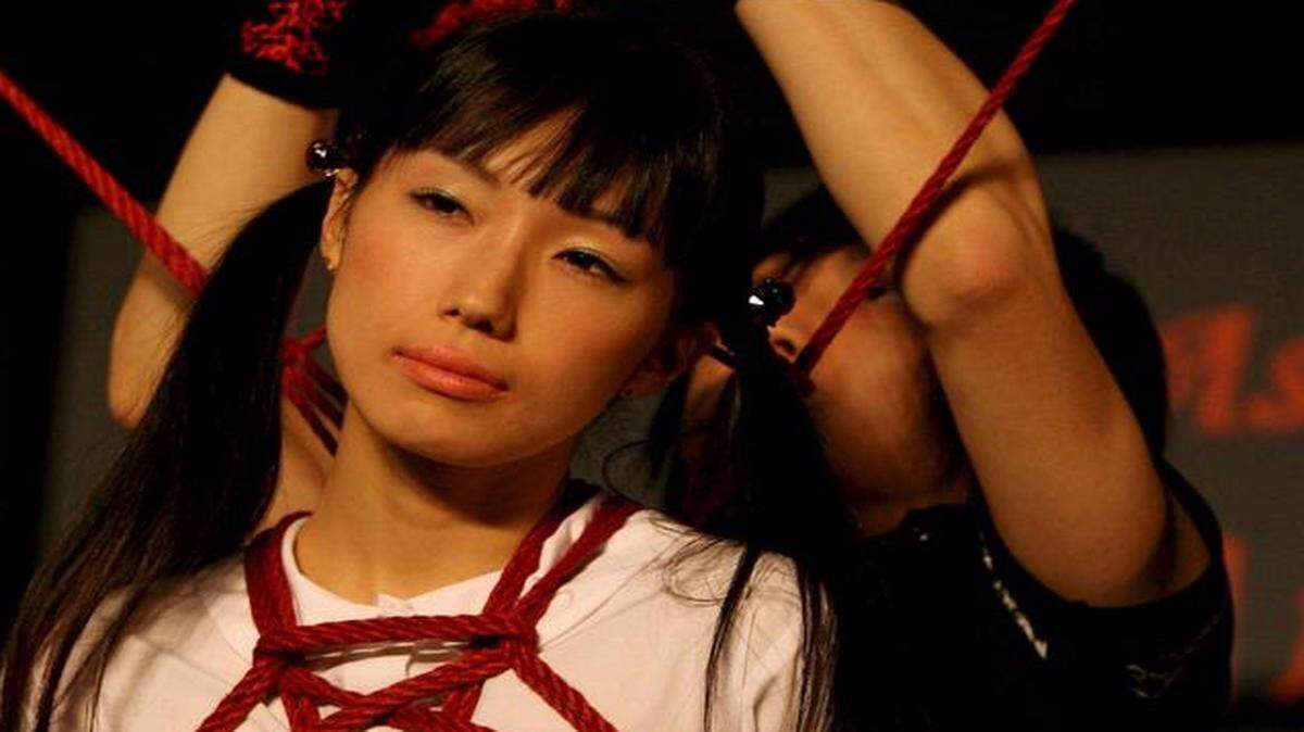 
Una modelo realiza una demostración de una práctica sexual durante la Exposición Erótica de Asia en Macao, China. (Foto de archivo)
