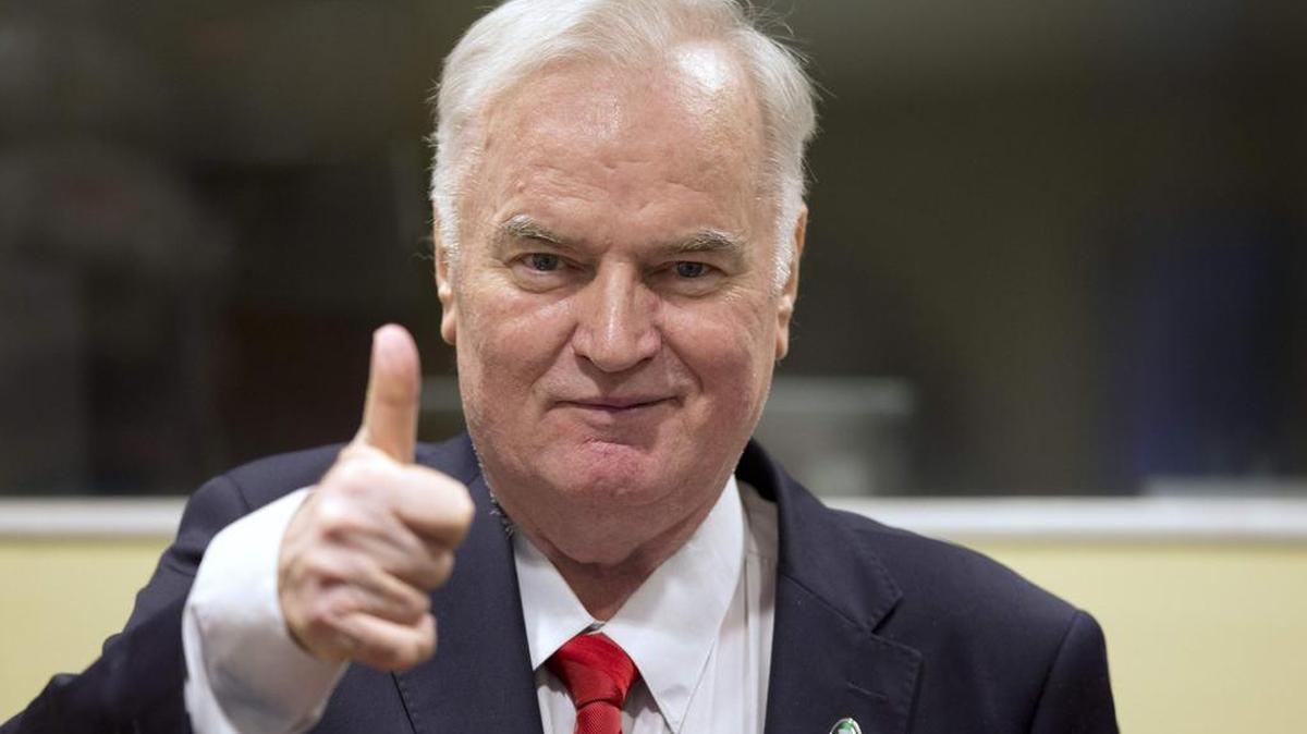 Ratko Mladic ingresa en el Tribunal Penal Internacional el 22 de noviembre de 2017, para escuchar el veredicto en su juicio por genocidio.