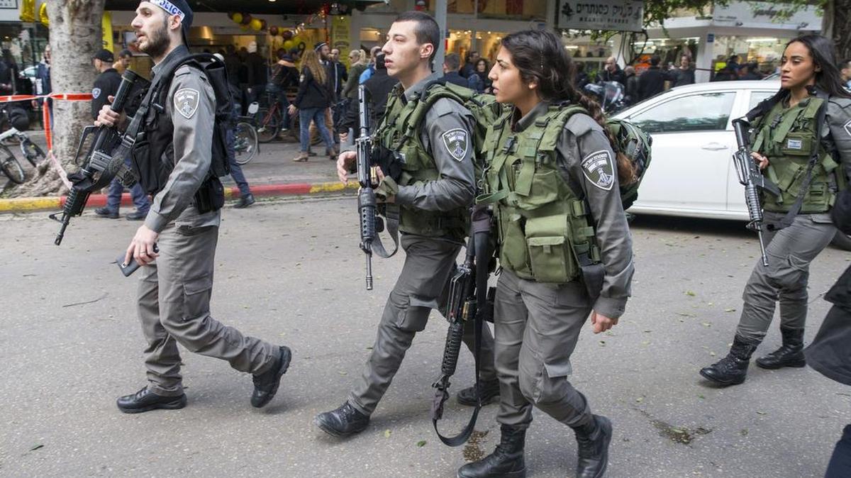 Miles de agentes de Policía, incluidos de la unidad de lucha antiterrorista, apoyados por helicópteros y agentes de los servicios secretos, continuaban esta noche la búsqueda en Tel Aviv para dar con su paradero.