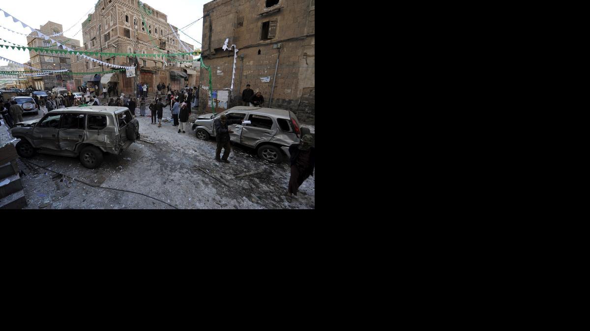 <cutline_leadin>Policias y</cutline_leadin> chiitas observan el lugar donde se ha producido una explosión contra la casa de un miembro del movimiento chiita hutí en Saná, Yemen, el martes. <252><252><252>