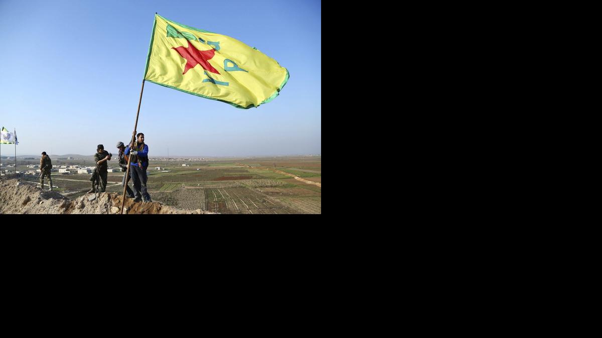 
Varios miembros de las Unidades de Protección del Pueblo Kurdo (YPG) celebran su victoria en la ciudad de Kobane.


