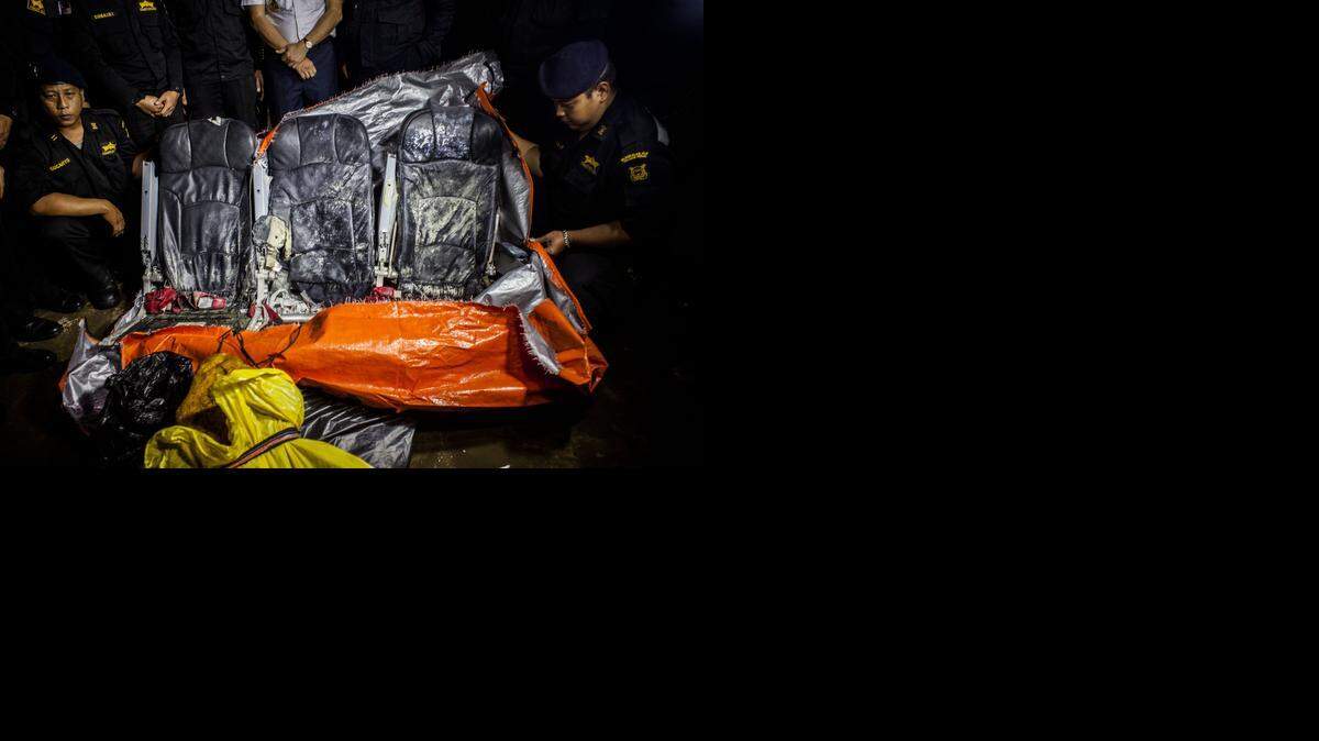 
Miembros de la Guardia Costera de Indonesia muestran a la prensa asientos encontrados del vuelo QZ8501 de Air Asia.


