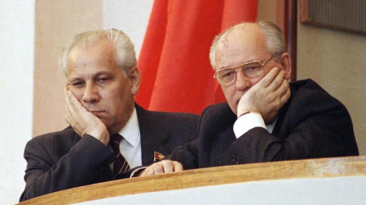 El presidente de la entonces Unión Soviética, Mijail Gorbachov, derecha, y su vicepresidente Anatoly Lukyanov, durante la sesión de apertura del Soviet Supremo en el Kremlin, Moscú, el 16 de mayo de 1990.