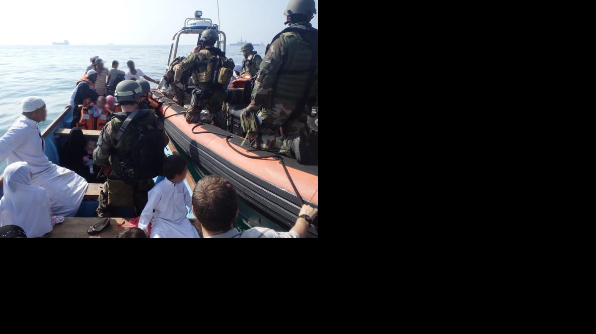 
Un grupo de yemeníes son evacuados por fuerzas especiales hacia el buque L'Adroit, de la armada francesa, en el Océano Índico, para salvarlos del avance hutí/chiíta en las costas de Yemen. 

