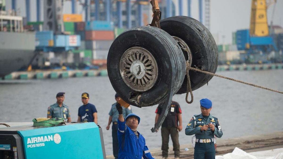 Las ruedas del malogrado vuelo de Lion Air JT 610 se recuperaron del mar, al norte de Karawang, en el puerto de Yakarta, el 3 de noviembre de 2018.