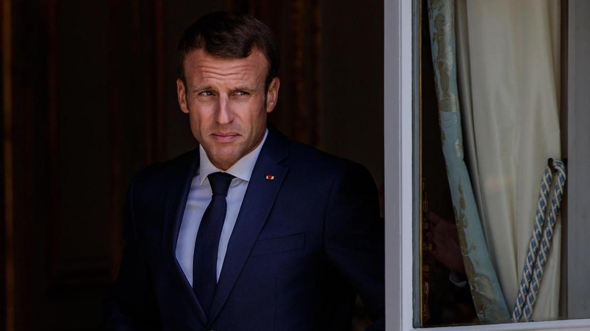 El presidente francés, Emmanuel Macron, se dispone a recibir al primer ministro armenio, Nikol Pashinyan (no aparece), en el Palacio del Elíseo en París, Francia, el 14 de septiembre de 2018.