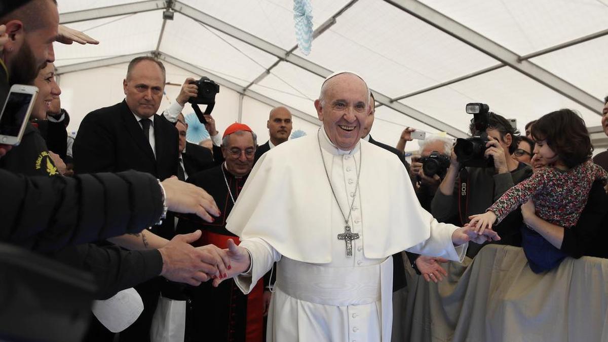 El Papa Francisco llega a visitar y celebrar una misa en la iglesia parroquial de San Giulio en Roma, el domingo 7 de abril de 2019.