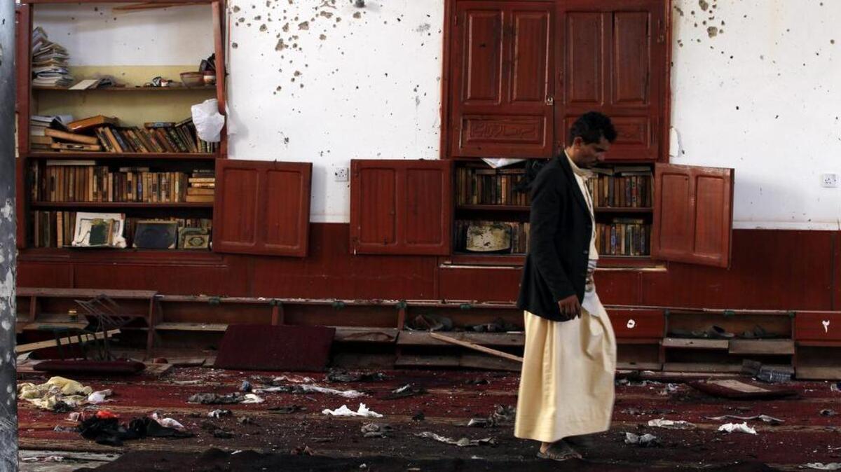 
Un yemení inspecciona los daños en el interior de la mezquita chiita de Al Muayad después de ser objeto de un doble atentado en el que al menos 32 personas murieron y más de un centenar resultaron heridas, en el centro de Saná, Yemen.

